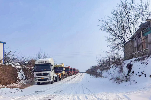 立足崗位職責 積極主動出擊2023年2月8日彬州降雪安排好拉運車輛有序排放(futu).jpg