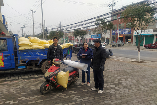 2月10日，尿素銷售人員在武功縣貞元鎮(zhèn)農(nóng)資店門口與農(nóng)戶交流。(副圖）.jpg