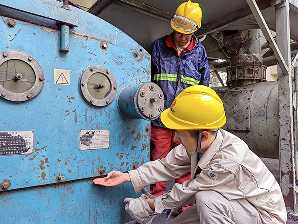 5月16日，動(dòng)力車間三期給煤機(jī)，屈豪正在檢查給煤機(jī)的復(fù)位情況.jpg