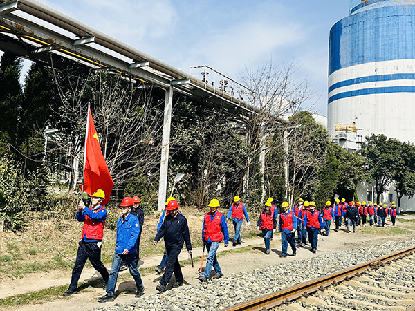 3月20日下午，物料車間黨支部開展了“清除雜草保安全 志愿服務(wù)顯擔(dān)當(dāng)”主題活動(dòng)，   600.jpg