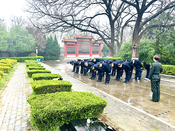 4月2日下午，渭化集團(tuán)組織黨員代表、團(tuán)員青年代表走進(jìn)渭南市臨渭區(qū)王尚德烈士陵園，開展清明節(jié)祭掃活動。烈士紀(jì)念碑前默哀鞠躬.JPG