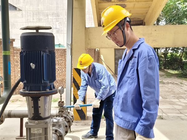 5月11日，尿素車間設(shè)備技術(shù)員馬強(qiáng)檢查冷卻水泵運(yùn)行情況 (1).jpg